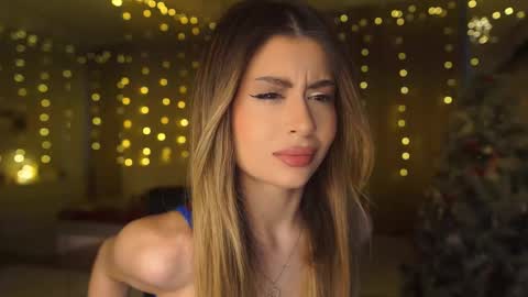 Snapshot of holayoula chatting on 12/19/25, 08:10 Moni Monica online show from 12/19/25, 08:10