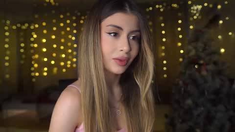 Snapshot of holayoula chatting on 12/20/25, 08:10 Moni Monica online show from 12/20/25, 08:10