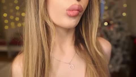 Snapshot of holayoula chatting on 01/06/26, 08:07 Moni Monica online show from 01/06/26, 08:07