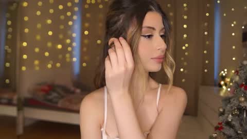 Snapshot of holayoula chatting on 01/08/26, 08:05 Moni Monica online show from 01/08/26, 08:05