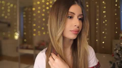 Snapshot of holayoula chatting on 01/09/26, 08:06 Moni Monica online show from 01/09/26, 08:06