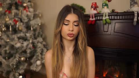 Snapshot of holayoula chatting on 01/11/26, 08:08 Moni Monica online show from 01/11/26, 08:08