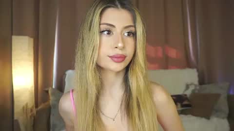 Snapshot of holayoula chatting on 06/11/26, 08:01 Moni Monica online show from 06/11/26, 08:01
