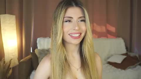 Snapshot of holayoula chatting on 06/20/26, 08:06 Moni Monica online show from 06/20/26, 08:06