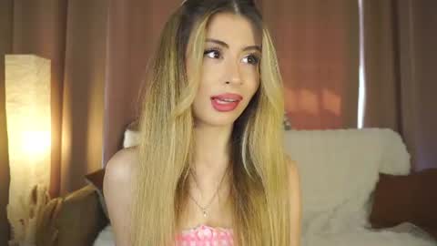 Snapshot of holayoula chatting on 06/30/26, 08:04 Moni Monica online show from 06/30/26, 08:04