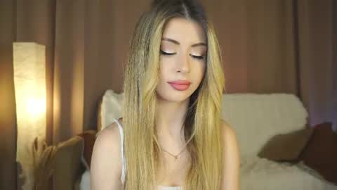 Snapshot of holayoula chatting on 07/01/26, 08:05 Moni Monica online show from 07/01/26, 08:05
