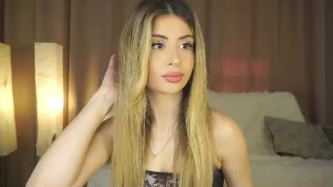 Snapshot of holayoula chatting on 07/09/26, 08:07 Moni Monica online show from 07/09/26, 08:07