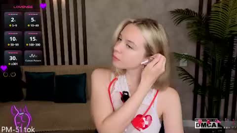 Snapshot of holl1would chatting on 07/10/26, 07:27 My social media links subscribe to support me online show from 07/10/26, 07:27
