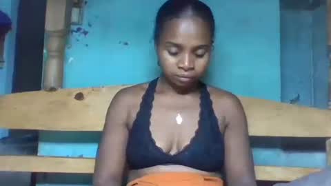 Snapshot of holla0211 chatting on 11/05/25, 10:04 holla0211 online show from 11/05/25, 10:04