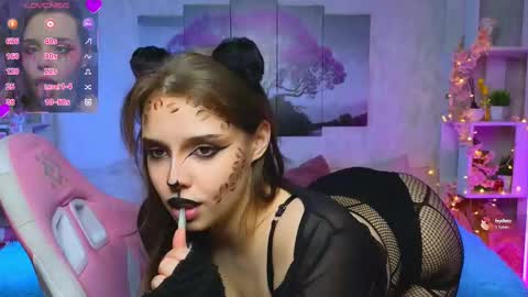 Snapshot of hollisbelch chatting on 03/08/25, 06:16 Lux online show from 03/08/25, 06:16