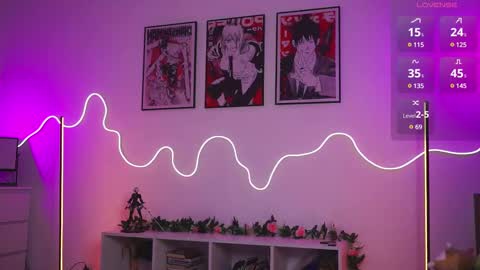 Snapshot of holliwould_ chatting on 02/11/25, 08:10 Holli online show from 02/11/25, 08:10