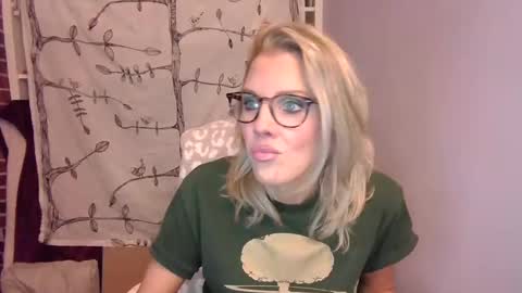 Snapshot of holly_bourbon chatting on 10/05/25, 01:37 holly_bourbon online show from 10/05/25, 01:37