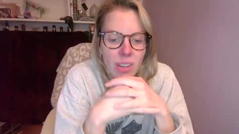 Snapshot of holly_bourbon chatting on 11/21/25, 02:43 holly_bourbon online show from 11/21/25, 02:43