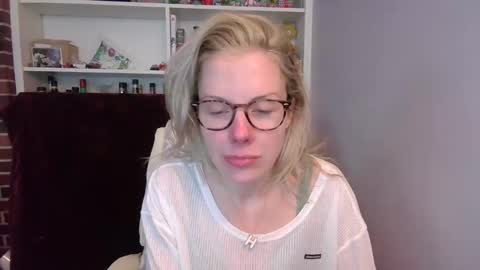 Snapshot of holly_bourbon chatting on 02/27/26, 07:47 holly_bourbon online show from 02/27/26, 07:47