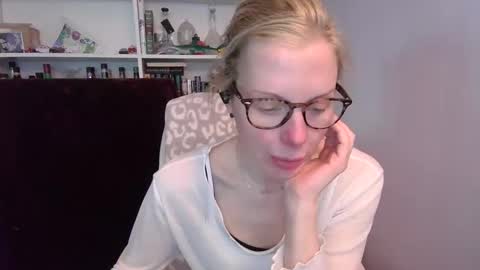 Snapshot of holly_bourbon chatting on 02/28/26, 07:48 holly_bourbon online show from 02/28/26, 07:48