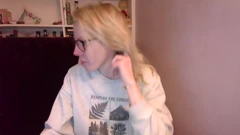Snapshot of holly_bourbon chatting on 03/06/26, 12:07 holly_bourbon online show from 03/06/26, 12:07