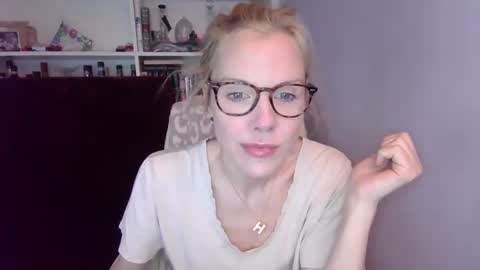 Snapshot of holly_bourbon chatting on 03/06/26, 07:54 holly_bourbon online show from 03/06/26, 07:54