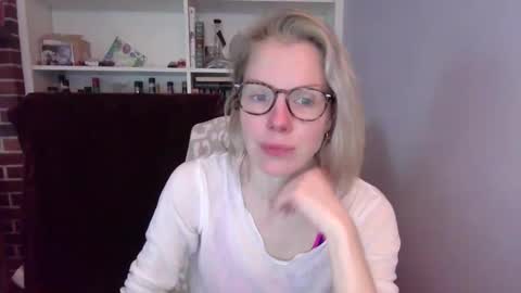 Snapshot of holly_bourbon chatting on 03/11/26, 05:19 holly_bourbon online show from 03/11/26, 05:19