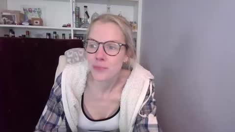 Snapshot of holly_bourbon chatting on 03/14/26, 06:46 holly_bourbon online show from 03/14/26, 06:46