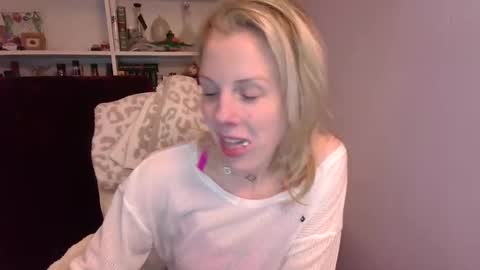 Snapshot of holly_bourbon chatting on 03/17/26, 11:19 holly_bourbon online show from 03/17/26, 11:19