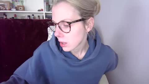 Snapshot of holly_bourbon chatting on 03/19/26, 06:12 holly_bourbon online show from 03/19/26, 06:12