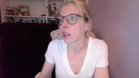 Snapshot of holly_bourbon chatting on 03/26/26, 11:32 holly_bourbon online show from 03/26/26, 11:32