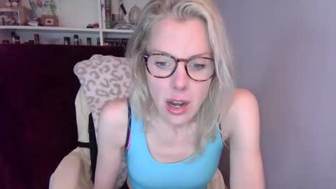 Snapshot of holly_bourbon chatting on 03/31/26, 09:26 holly_bourbon online show from 03/31/26, 09:26