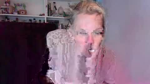 Snapshot of holly_bourbon chatting on 04/22/26, 10:11 holly_bourbon online show from 04/22/26, 10:11