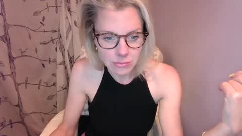 Snapshot of holly_bourbon chatting on 04/25/26, 12:24 holly_bourbon online show from 04/25/26, 12:24