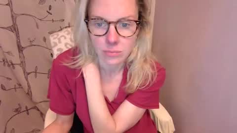 Snapshot of holly_bourbon chatting on 04/28/26, 01:26 holly_bourbon online show from 04/28/26, 01:26