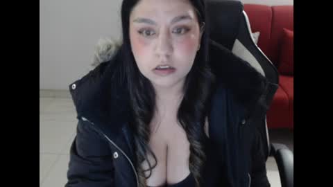 Snapshot of holly_itzel chatting on 07/11/26, 02:25 Itzel online show from 07/11/26, 02:25