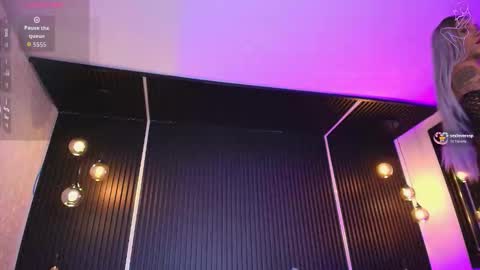 Snapshot of holly_kat chatting on 11/10/25, 10:31 April online show from 11/10/25, 10:31