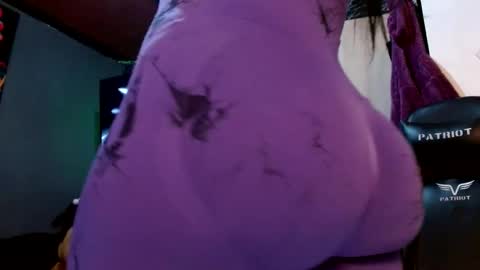 Snapshot of holly_thomsonx69 chatting on 01/01/25, 12:00 holly_thomsonx69 online show from 01/01/25, 12:00