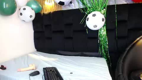 Snapshot of holly_watson_ chatting on 06/20/26, 04:59 Holly Wastson online show from 06/20/26, 04:59