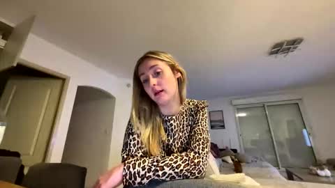 hollyandelon online show from 10/26/25, 09:31