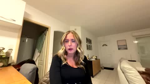 Snapshot of hollyandelon chatting on 02/17/26, 10:49 hollyandelon online show from 02/17/26, 10:49