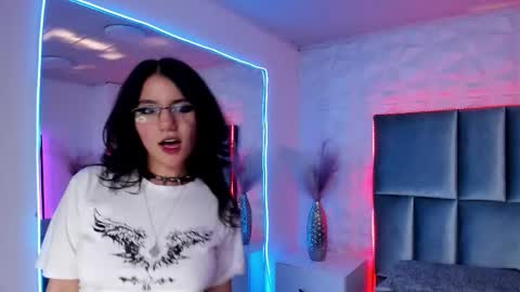 hollypeach_ online show from 01/12/26, 07:41