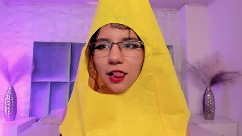 hollypeach_ online show from 04/06/26, 07:37