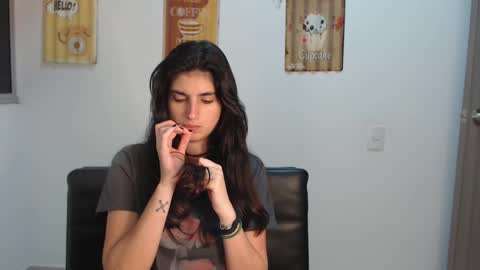 hollyshit_ online show from 02/20/25, 12:30