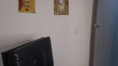 hollyshit_ online show from 02/27/25, 12:54