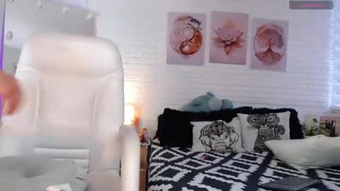 hollyt1 online show from 04/16/26, 10:23