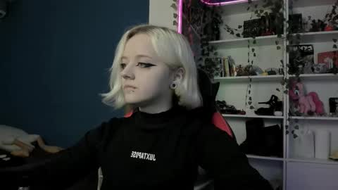 holy_mistresss online show from 11/18/25, 09:25