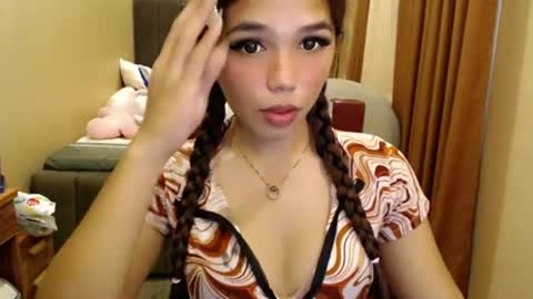 Snapshot of holy_molly1 chatting on 06/12/26, 03:33 holy_molly1 online show from 06/12/26, 03:33