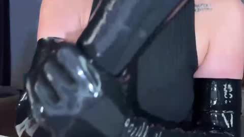 Snapshot of holycatharsis chatting on 12/17/25, 06:47 Goddess Holy Catharsis online show from 12/17/25, 06:47