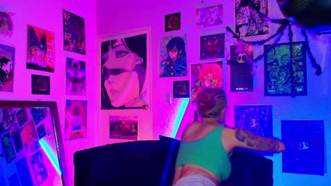 Snapshot of holyeva chatting on 12/04/24, 04:43   online show from 12/04/24, 04:43