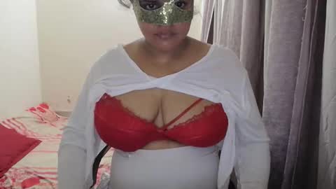 Snapshot of holyfucklove chatting on 09/26/25, 02:21 Mira and Abraham online show from 09/26/25, 02:21