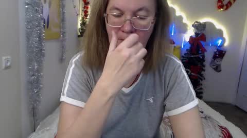 Snapshot of holymilfa chatting on 12/08/24, 10:19 holymilfa online show from 12/08/24, 10:19