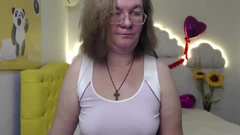 Snapshot of holymilfa chatting on 02/21/25, 08:40 holymilfa online show from 02/21/25, 08:40