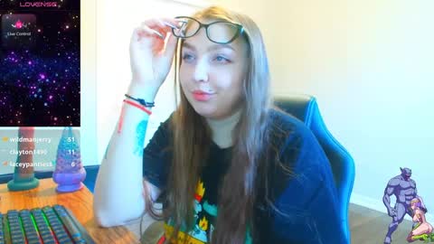 Snapshot of holyweed420 chatting on 12/20/24, 09:28 Viktoria online show from 12/20/24, 09:28