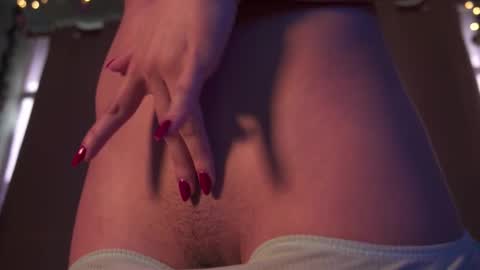 honeeeey_ online show from 12/13/25, 08:58